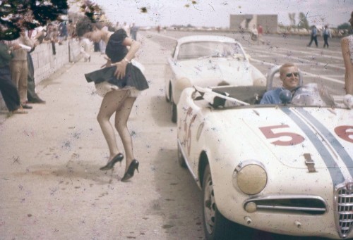 Alfa-Giulietta-Spyder-Veloce-with-distractions-leaving.md.jpg