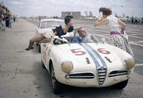 Alfa-Romeo-driver-getting-distracted-by-women.md.jpg
