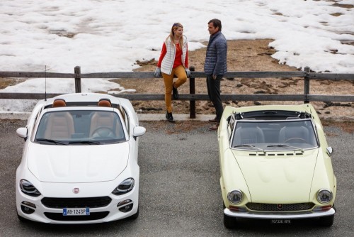 Classic-Fiat-124-Spider-and-New-Fiat-124-Spider_21.md.jpg