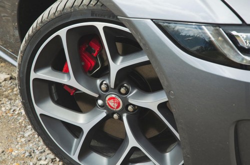 5-jaguar-xe-p300-2019-uk-fd-alloy-wheels.md.jpg
