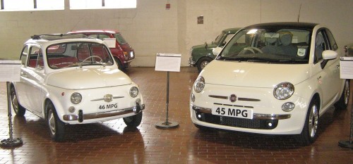 1966_Fiat_Nuova_500F_and_2008_Fiat_500.md.jpg