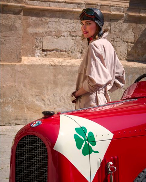 Chica Alfa Romeo 100th QV