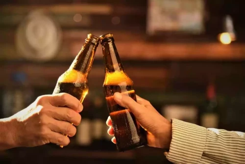 dos-manos-juntando-dos-botellas-de-cerveza-6267ad49aa85d