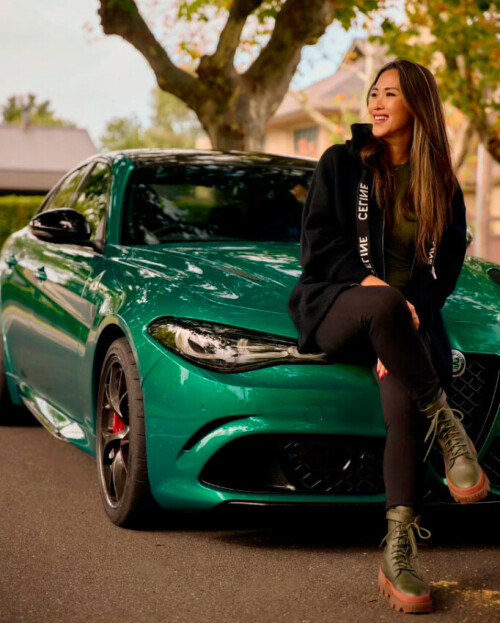 Alfa Romeo Giulia con chica asiática